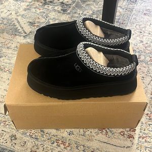Brand new UGG tazz platform in Black.